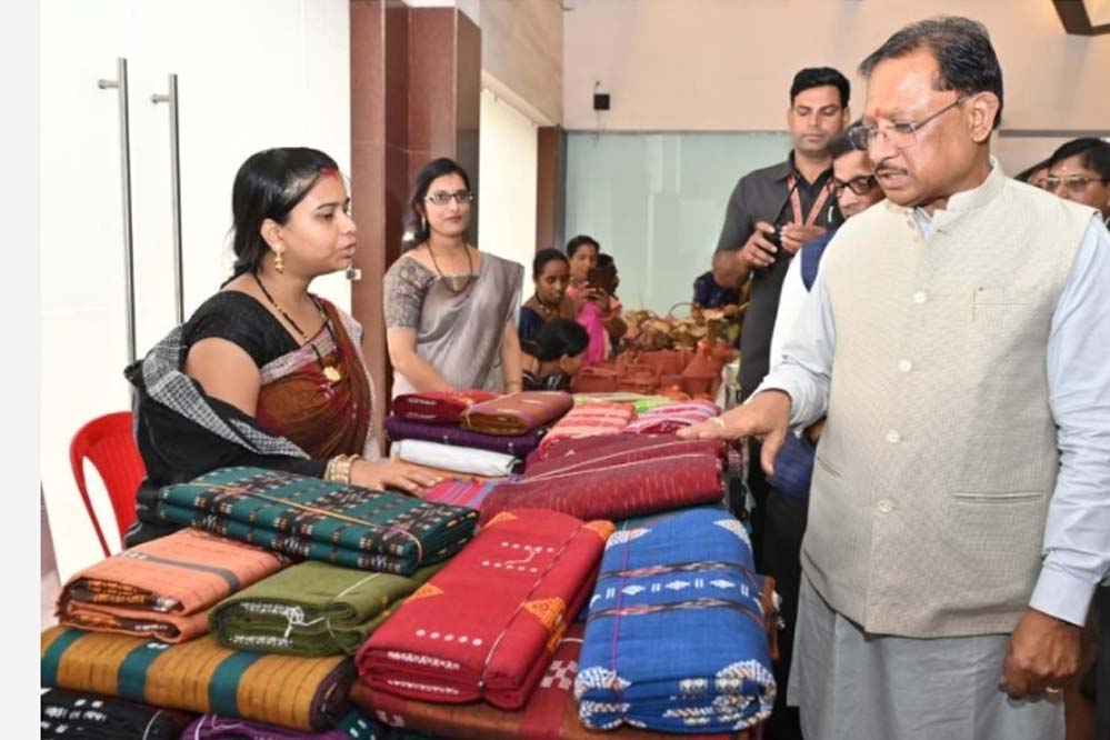 ग्राम नारी की महिलाएं: हाथ करघे से सफलता तक के सफर की तस्वीर