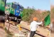 होशियारपुर में सरपंच का अनोखा कदम, रेलवे ने नहीं दिया गेटमैन तो खुद दिखाते हैं ट्रेन को हरी झंडी