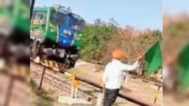 होशियारपुर में सरपंच का अनोखा कदम, रेलवे ने नहीं दिया गेटमैन तो खुद दिखाते हैं ट्रेन को हरी झंडी