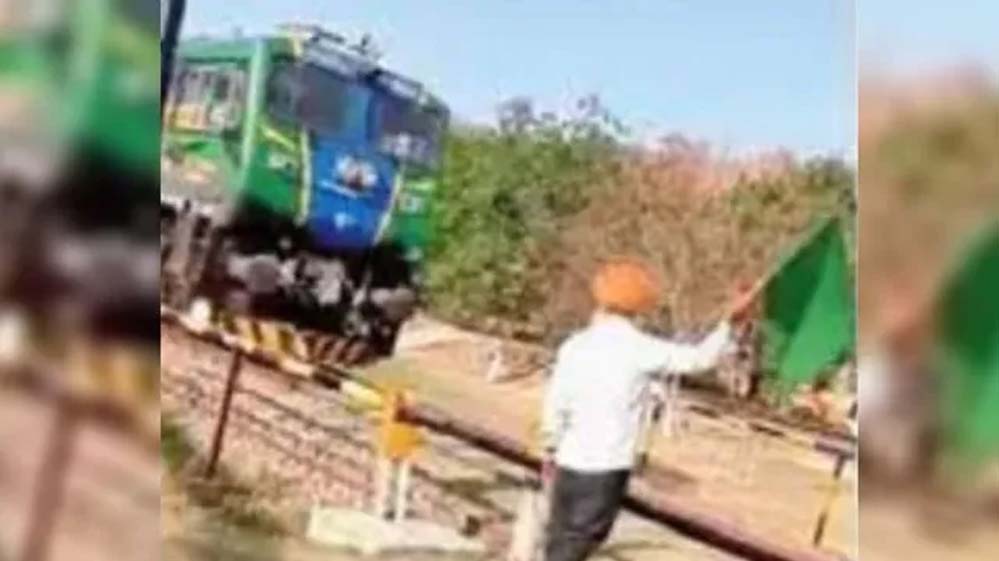 होशियारपुर में सरपंच का अनोखा कदम, रेलवे ने नहीं दिया गेटमैन तो खुद दिखाते हैं ट्रेन को हरी झंडी