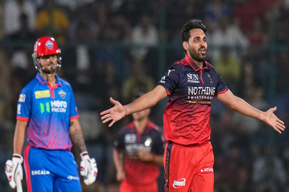 आरसीबी की धमाकेदार जीत, दिल्ली को 9 विकेट से हराकर भुवी-हेजलवुड ने बरपाया कहर