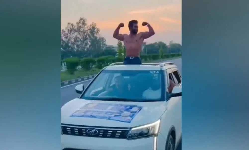 चलती कार में अर्धनग्न स्टंट का वीडियो वायरल, पुलिस ने की कार्रवाई