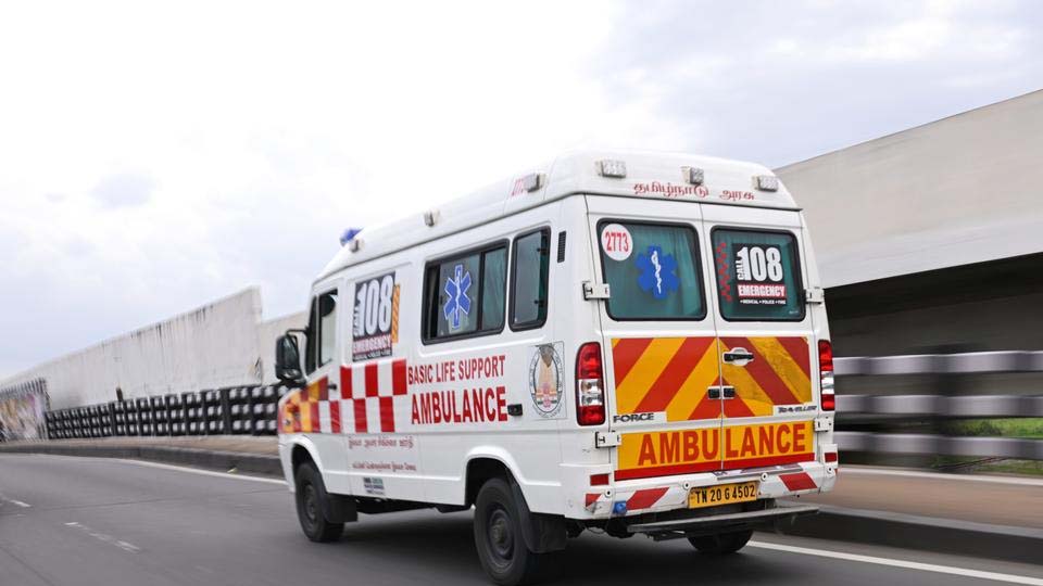 दूरस्थ बिनागुंडा गांव से मरीज को कठिन हालात में पहुंचाया गया अस्पताल