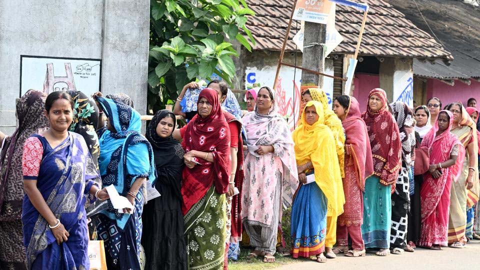 बंगाल चुनाव में 18% वोटिंग, ममता का गड़बड़ी का आरोप, नादिया में BJP वर्कर पर हमला