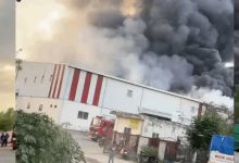 मोहाली के रिलायंस गोदाम में आग से ग्रॉसरी और राशन जल गए, खड़े वाहन भी चपेट में; दमकल की गाड़ियां मौके पर