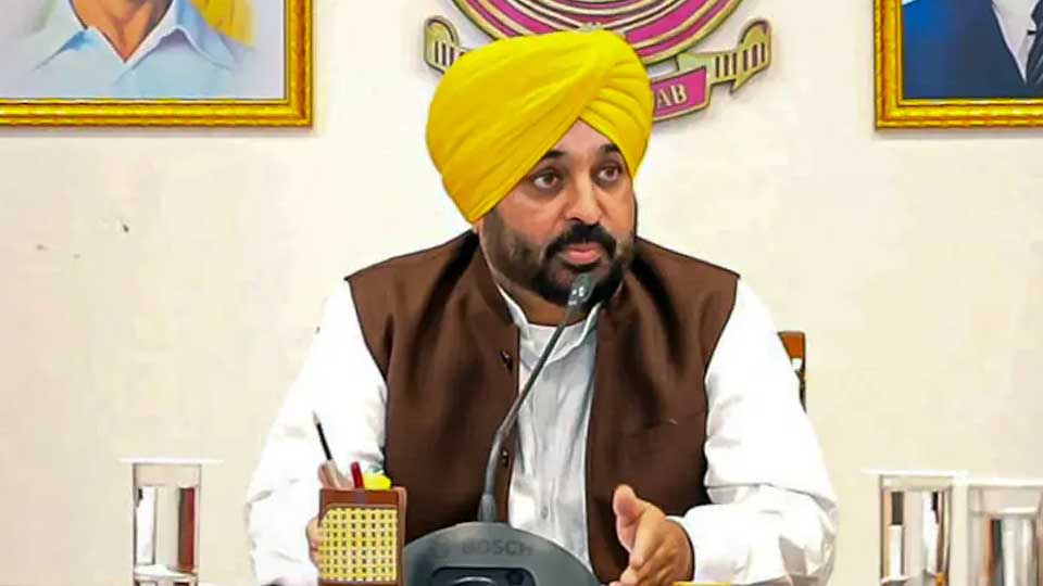 'ऑपरेशन लोटस' के बीच पंजाब में सियासी घमासान, भगवंत मान सरकार ने बुलाया स्पेशल विधानसभा सत्र