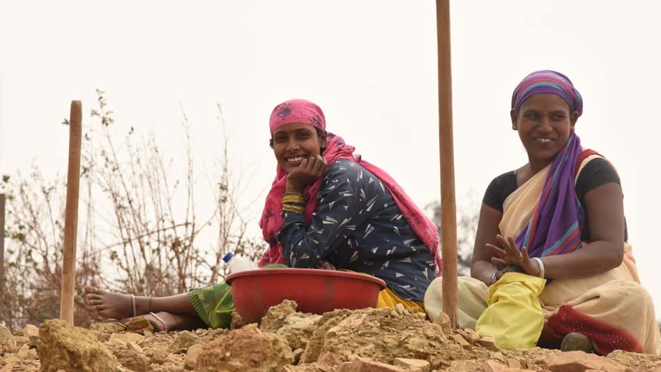 छत्तीसगढ़ में आर्थिक और सामाजिक सशक्त हो रहीं महिला श्रमिक