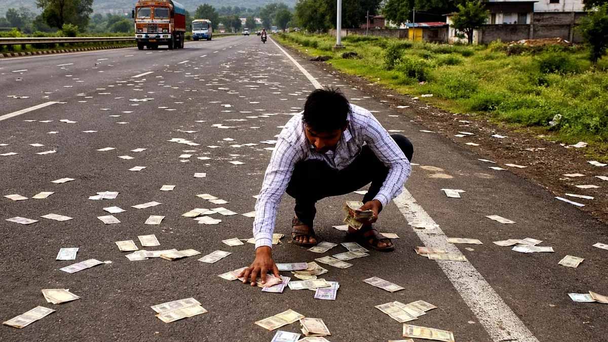 मेरठ-करनाल हाईवे पर बाइक से गिरे नोट, पुलिस ने बरामद की बड़ी रकम