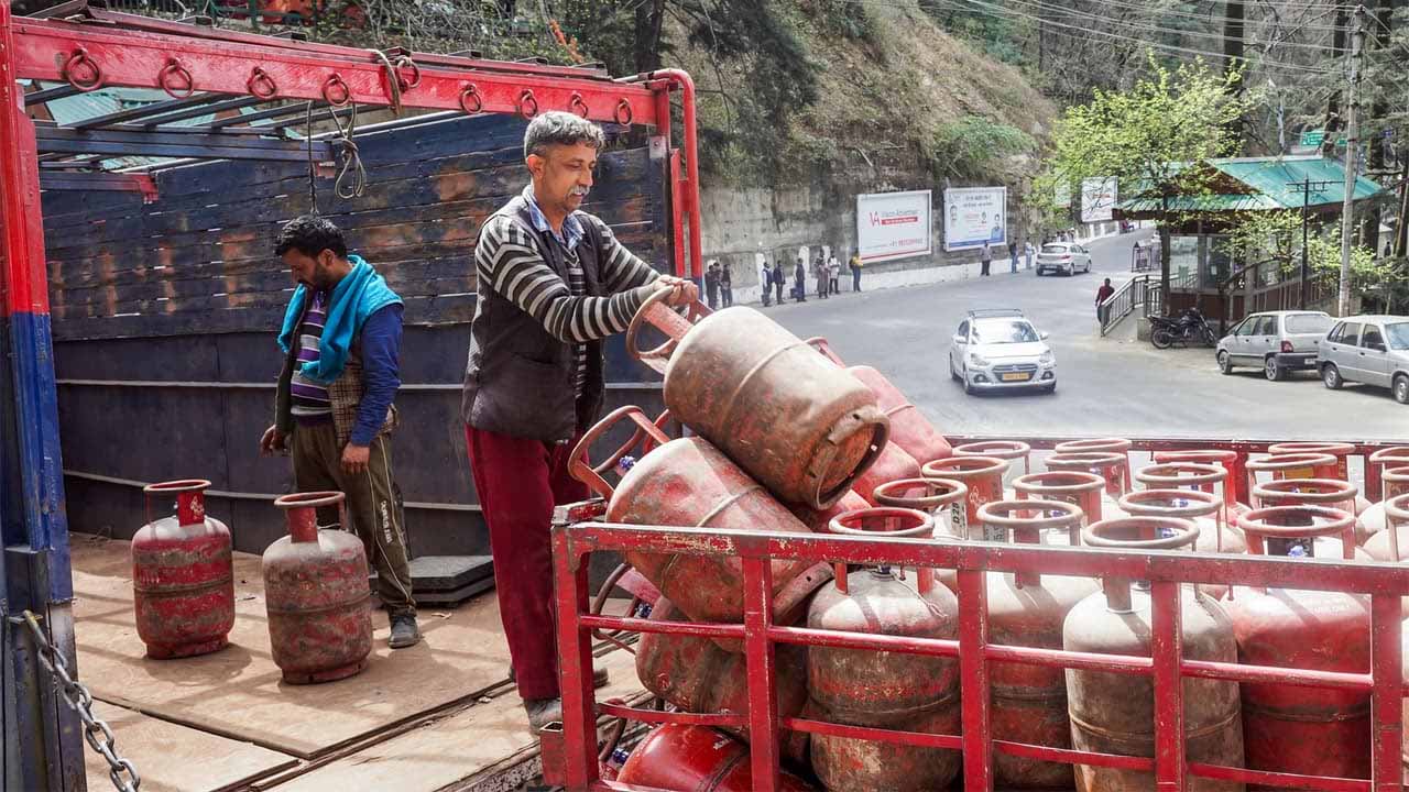 सिलेंडर की मारामारी, शादी समारोहों का मेन्यू तक घटा