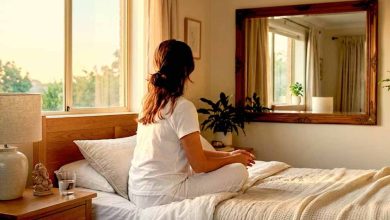 सुबह उठते ही आईना देखना क्यों माना जाता है अशुभ? जानें वास्तु के नियम