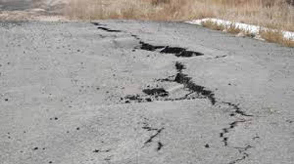 गैस प्रभावित क्षेत्र में डेढ़ फीट जमीन धंसी, बीसीसीएल ने शुरू की जांच