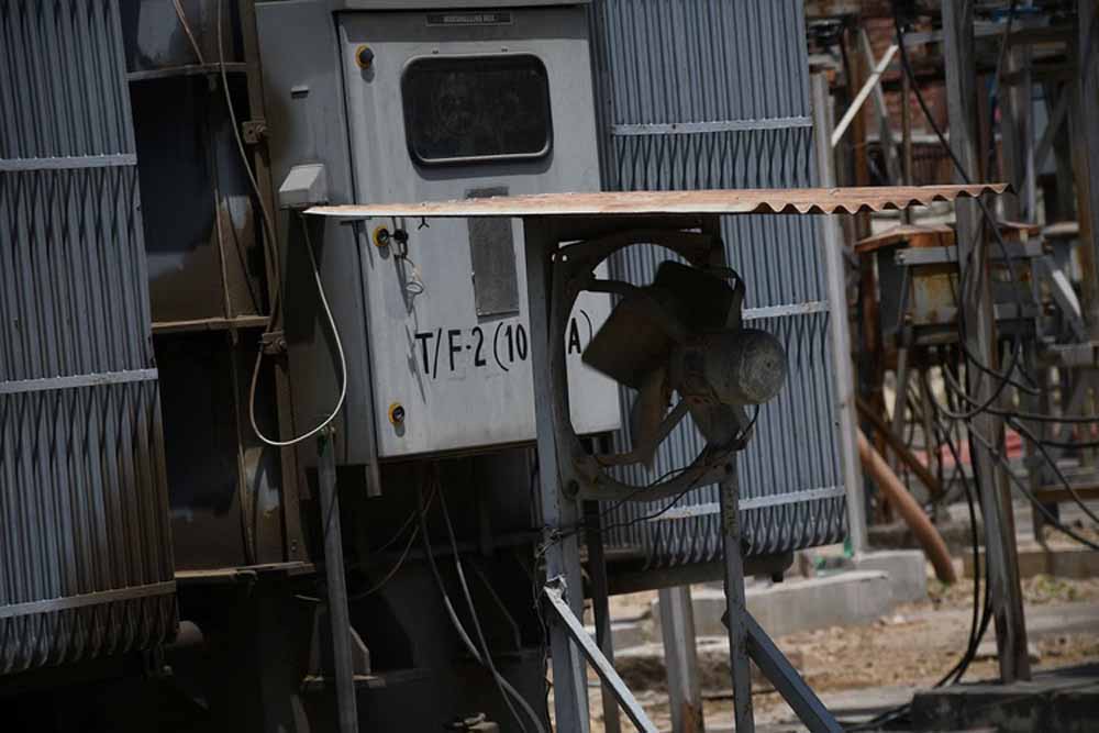 ओवरलोड ट्रांसफार्मर से हाहाकार,लखनऊ के कई इलाके बिजली कटौती से जूझे