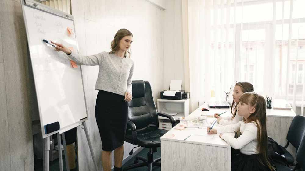 AI के दौर में बदल रहा शिक्षा क्षेत्र, टीचिंग से ज्यादा इन नौकरियों की बढ़ेगी मांग