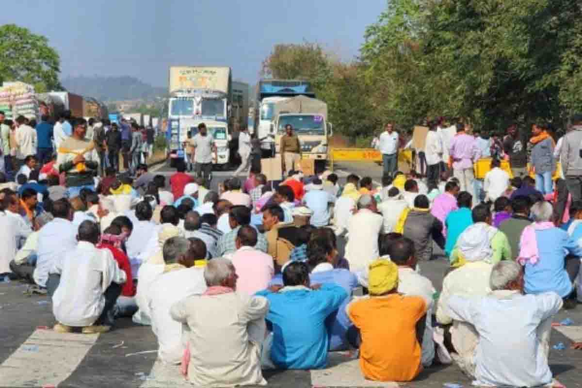 हिसार-सिरसा हाईवे पर किसानों का धरना, पुलिस ने बढ़ाई सुरक्षा
