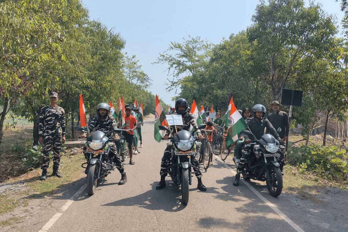 मटकमडीह में बाइक-साइकिल रैली, ग्रामीणों और बच्चों की बड़ी भागीदारी