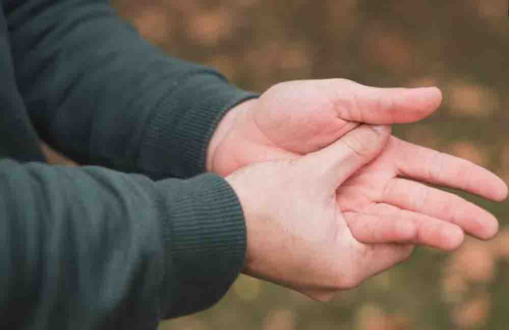 हाथों में बार-बार झुनझुनी और सुन्नपन को न करें नजरअंदाज, यह शरीर में छिपी इन बीमारियों का हो सकता है संकेत