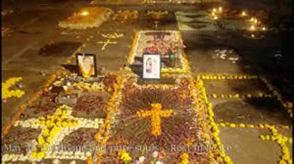 आस्था का संगम: रामगढ़ के कैथा कब्रिस्तान में मसीही समुदाय ने मोमबत्तियां जलाकर दी अपनों को श्रद्धांजलि