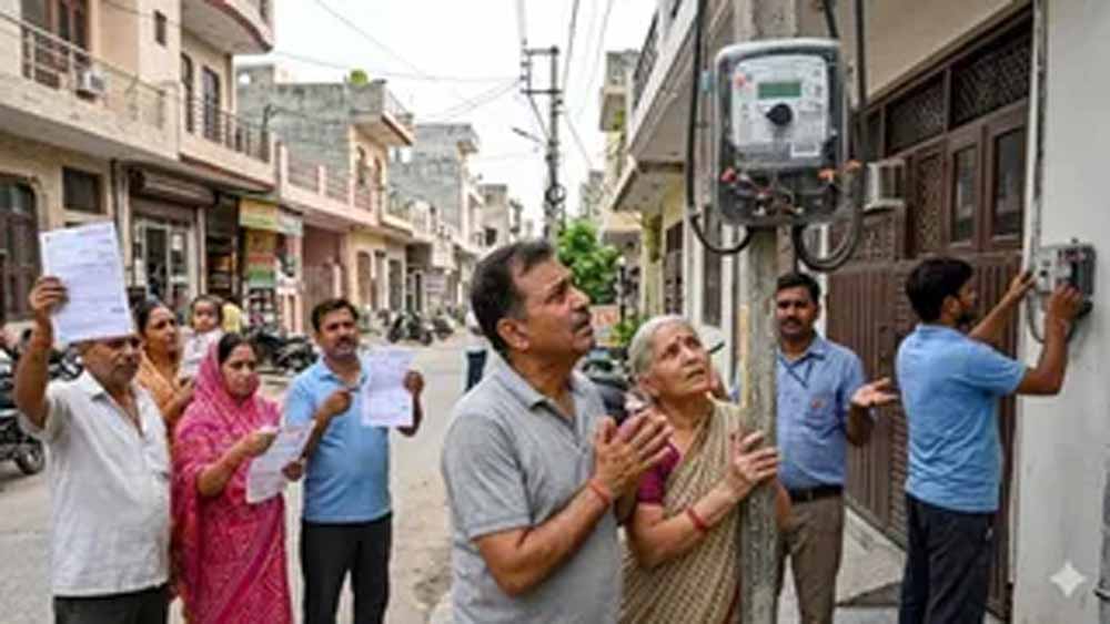 स्मार्ट मीटर लागू होते ही सोलर पैनल उपभोक्ताओं पर बढ़ा बिजली बिल का बोझ स्मार्ट मीटर लागू होते ही सोलर पैनल उपभोक्ताओं पर बढ़ा बिजली बिल का बोझ