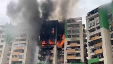 इंदिरापुरम हाईराइज में आग से हड़कंप: गौर ग्रीन एवेन्यू में 8 फ्लैट प्रभावित, दमकल की 20 गाड़ियां मौके पर