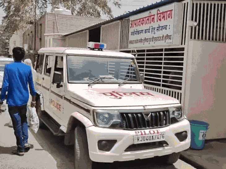 पूछताछ के दौरान हड़कंप: बाड़मेर में आरोपी ने खुद को किया घायल, पुलिस ने कराया इलाज पूछताछ के दौरान हड़कंप: बाड़मेर में आरोपी ने खुद को किया घायल, पुलिस ने कराया इलाज