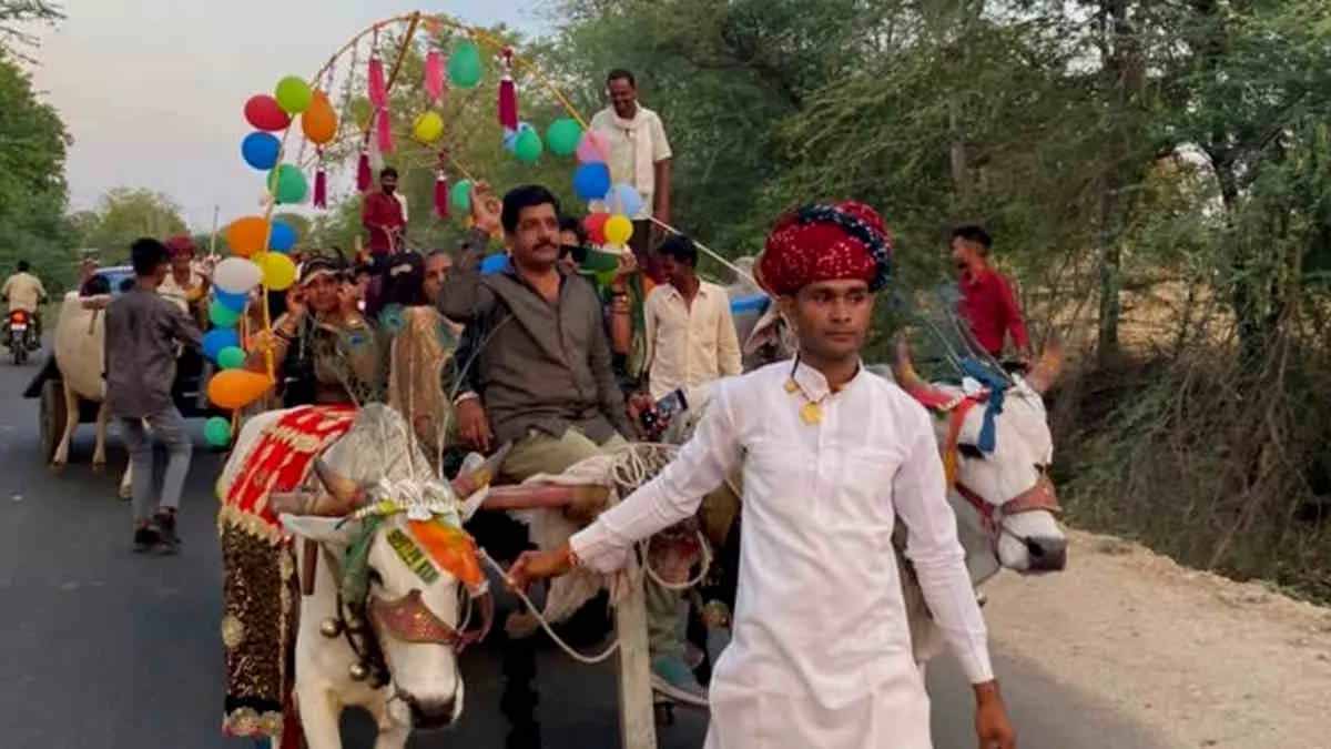 भाई ने निभाई परंपरा, बहन के घर 11 लाख का मायरा लेकर निकली भव्य यात्रा