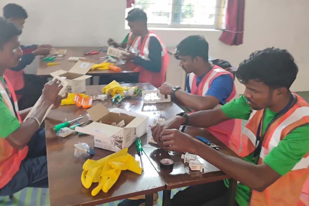 नक्सल पुनर्वास नीति के तहत आत्मसमर्पित 40 माओवादियों को आजीविकामूलक गतिविधियों से जोड़ा जा रहा