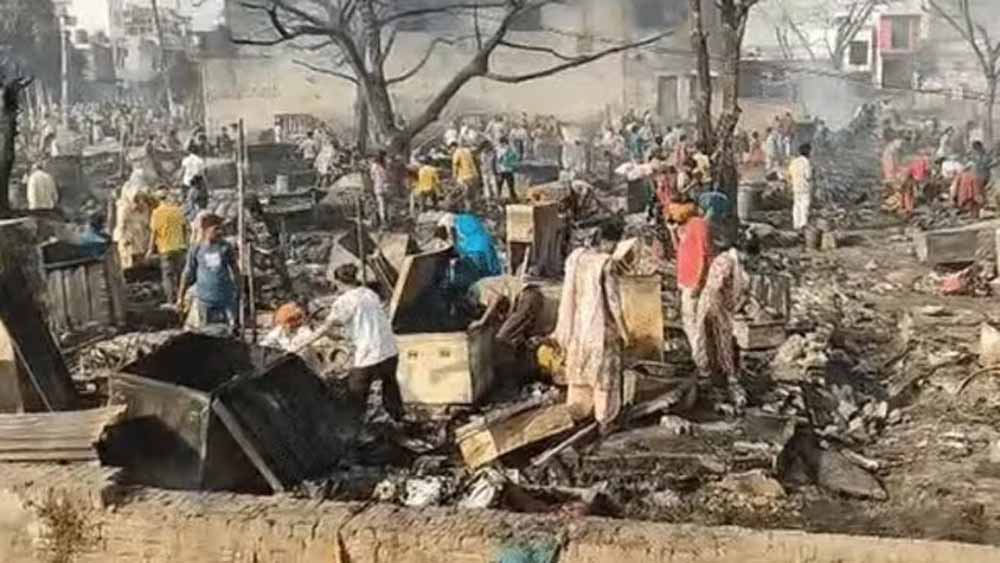 एक हजार झुग्गियां जलकर खाक: सिलेंडर धमाकों से फैली आग