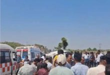 अहमदाबाद के पास हाईवे हादसा: तेज रफ्तार बस ने वैन को टक्कर मारी, राहत कार्य जारी