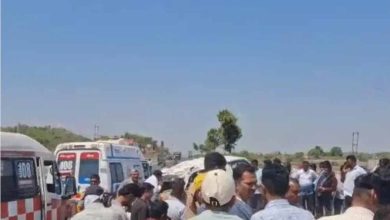 अहमदाबाद के पास हाईवे हादसा: तेज रफ्तार बस ने वैन को टक्कर मारी, राहत कार्य जारी