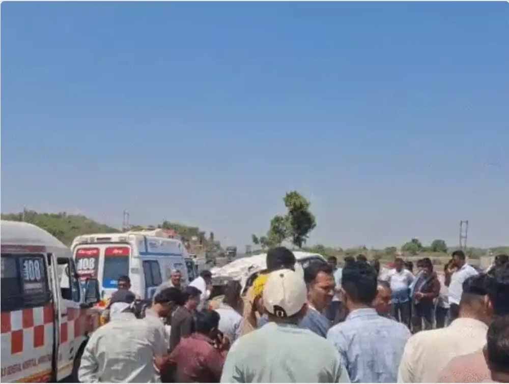 अहमदाबाद के पास हाईवे हादसा: तेज रफ्तार बस ने वैन को टक्कर मारी, राहत कार्य जारी