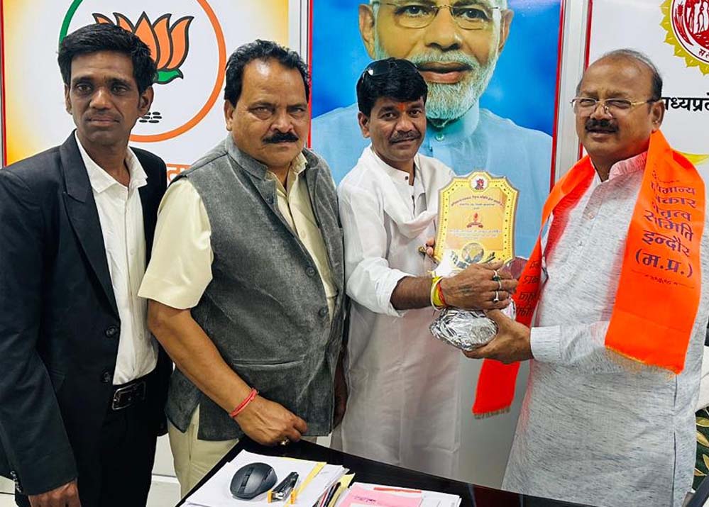 मंत्री दिलीप जायसवाल से मुलाकात, सम्मानित किए गए पत्रकार समिति के नेता