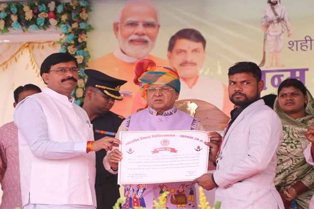 राज्यपाल ने जननायक टंट्या भील के स्मारक पर अर्पित किए श्रद्धासुमन