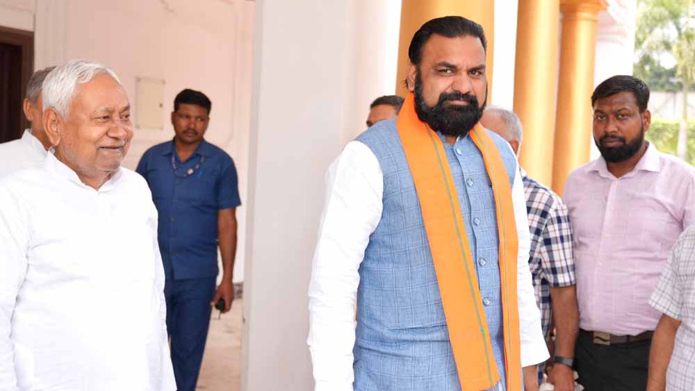 पहली मुलाकात में दिखी गर्मजोशी: सम्राट और नीतीश साथ आए नजर