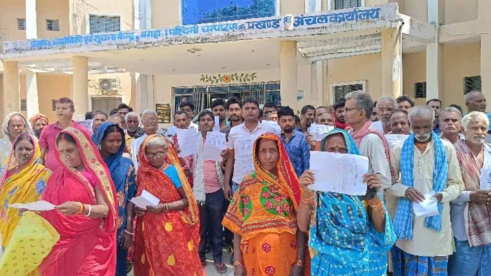 अवैध कब्जों पर चला प्रशासन का डंडा, पश्चिमी चंपारण में 60 अतिक्रमणकारियों को अल्टीमेटम