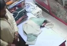 दुकान में चोरी का अनोखा तरीका: अंडरवियर में छिपाए ब्रांडेड कपड़े, पकड़े जाने पर दी धमकी