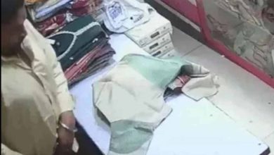 दुकान में चोरी का अनोखा तरीका: अंडरवियर में छिपाए ब्रांडेड कपड़े, पकड़े जाने पर दी धमकी