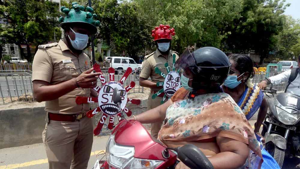 दो पहिया वाहन नियम सख्त: चालक के साथ सहयात्री को भी पहनना होगा हेलमेट