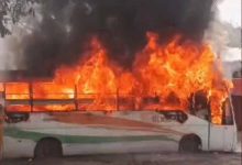 चलती बाराती बस में लगी भीषण आग, शुरुआती जांच में शॉर्ट सर्किट का अंदेशा