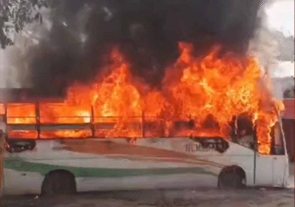 चलती बाराती बस में लगी भीषण आग, शुरुआती जांच में शॉर्ट सर्किट का अंदेशा