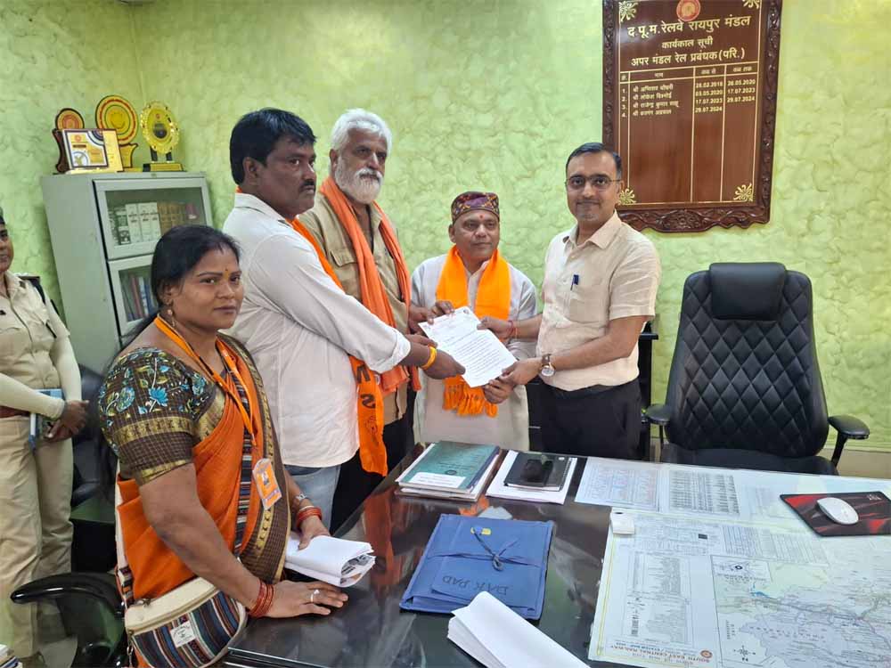 निजी परिवहन कर्मियों का प्रदर्शन तेज, Bharatiya Mazdoor Sangh की रैली में Geeta Soni का नेतृत्व; 21 सूत्रीय मांग पत्र सौंपा