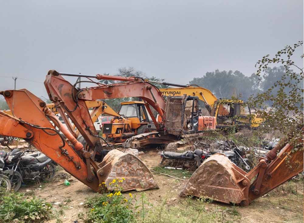 अवैध खनन पर बड़ी कार्रवाई: नियम तोड़ने वाले माफिया पर शिकंजा, 4 मशीनें सीज