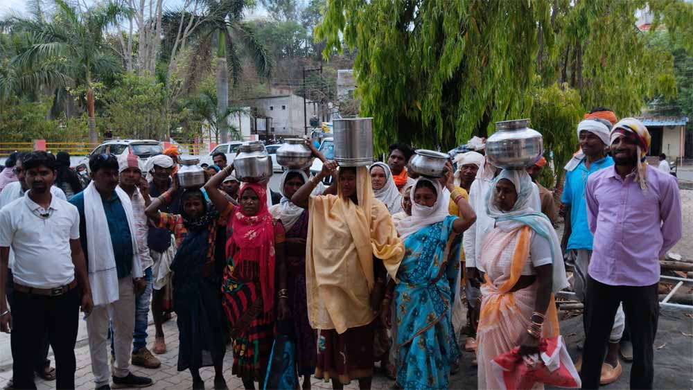 प्यास से बेहाल डिंडौरी: गंदे नाले का पानी पीने को मजबूर लोग, प्रशासन के सामने छलका गुस्सा