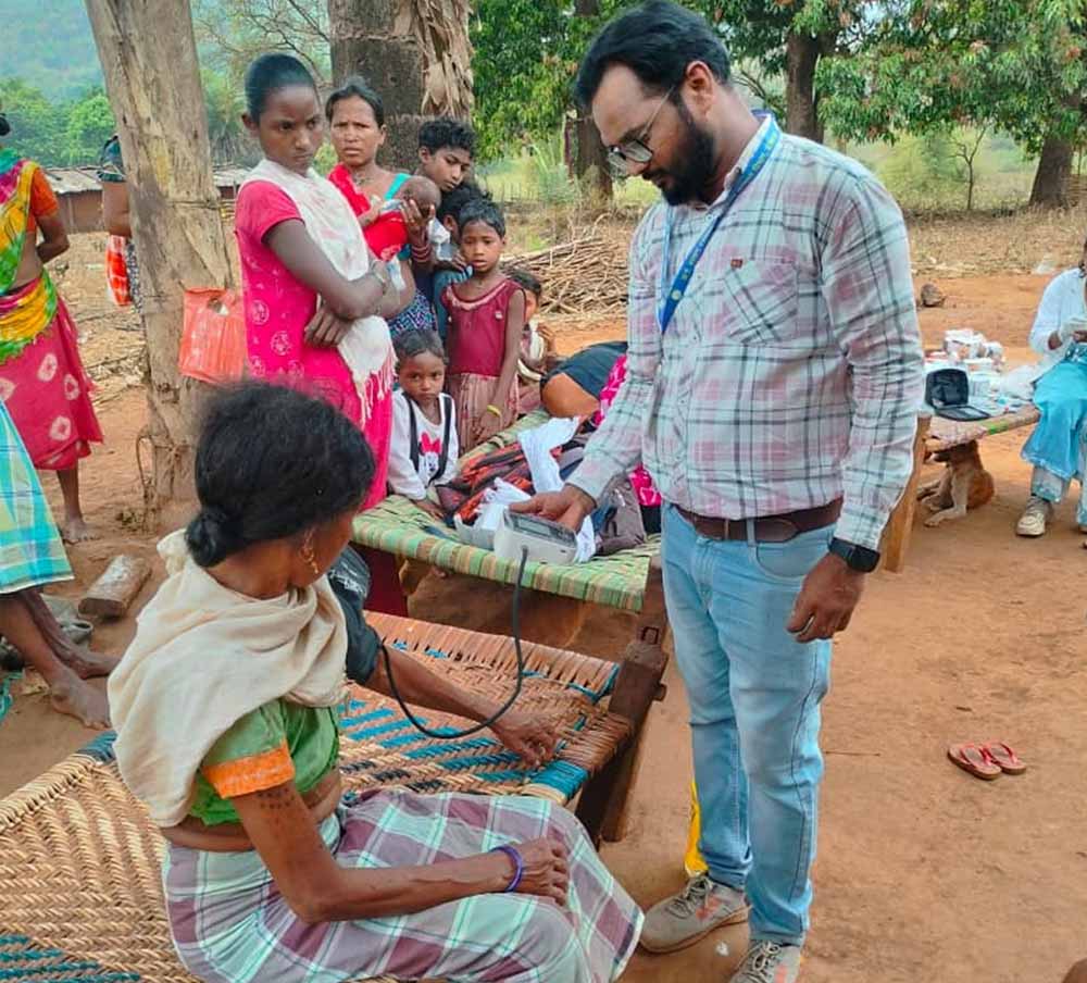 कुंआकोंडा के दुर्गम अंचल में पहली बार समग्र जांच का अनुभव, 62 ग्रामीणों की स्क्रीनिंग; गर्भवती सहित 4 मरीज तत्काल रेफर