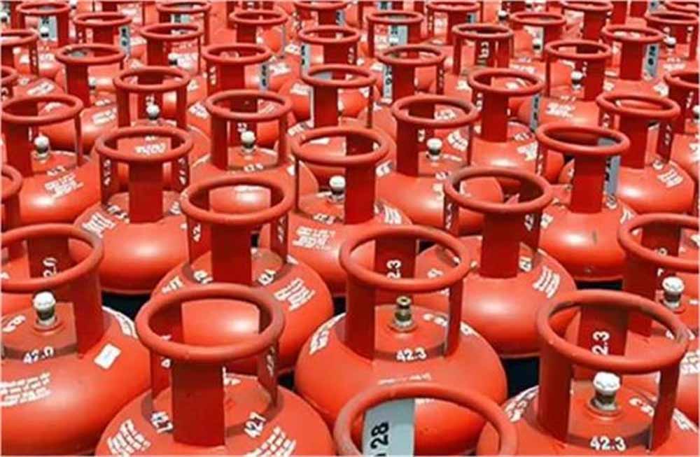 LPG Crisis Alert: 35 दिन बाद भी ऑनलाइन बुकिंग शुरू नहीं, गैस सिलेंडर को लेकर लोग परेशान