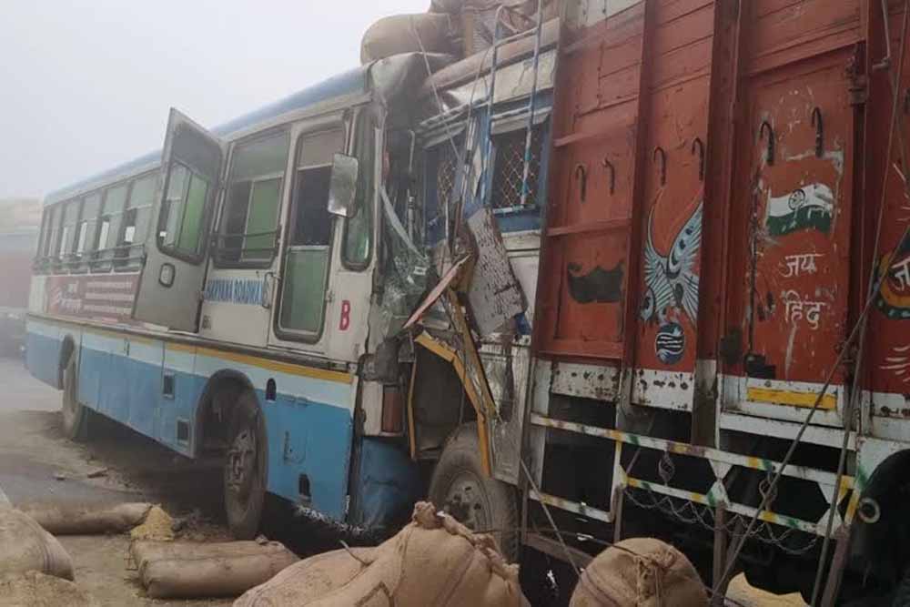 भूसे से भरे ट्रक ने टूरिस्ट बस को मारी टक्कर, देवास हादसे में बड़ी संख्या में घायल