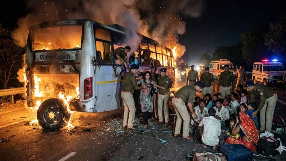 Gwalior में बड़ा हादसा टला, बस में आग लगने पर पुलिस की सूझबूझ से 16 जिंदगियां सुरक्षित