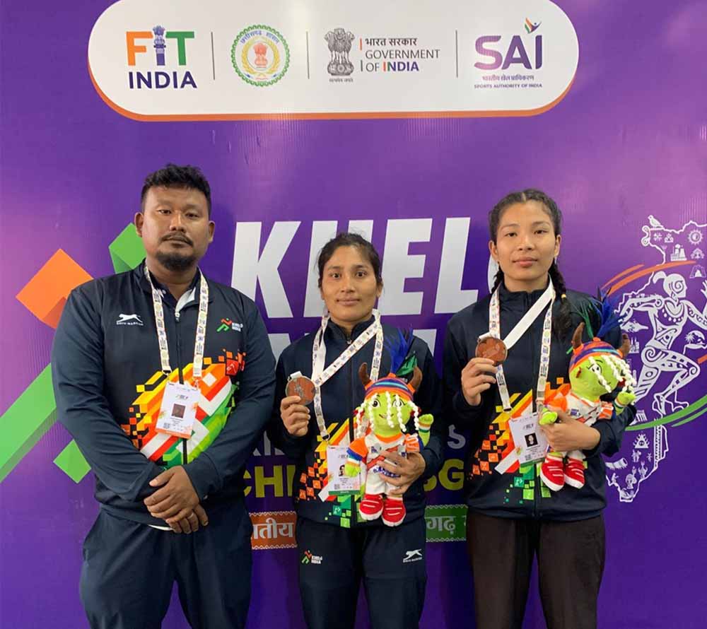 देबी ने सात साल की उम्र में ही अपने माता-पिता को खो दिया था, इसके बाद उन्हें अपने चाचा-चाची के साथ रहना पड़ा और आर्थिक मुश्किलों का सामना करना पड़ा