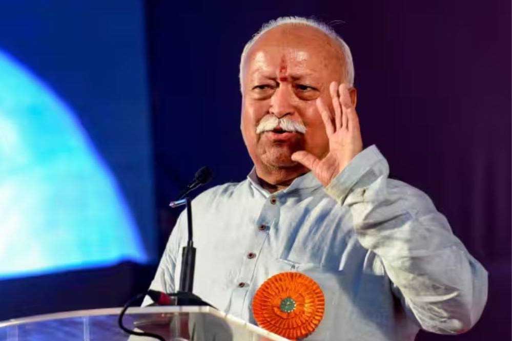 वृंदावन में संत के पैर छुए भागवत, बोले- संघ भारत को विश्वगुरु बनाने के लिए डंडा लेकर खड़ा रहेगा