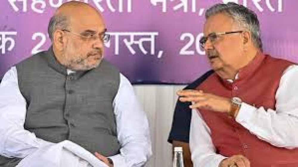 देश की रियासतों का भारत में विलय करने वाले सरदार पटेल "लौह पुरुष" और नक्सलवाद से देश को मुक्ति दिलाने वाले अमित शाह को लिखा "साध्य पुरुष"