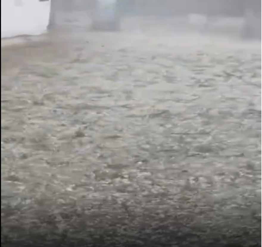 दोपहर बाद बदला मिजाज: ग्वालियर में ओलावृष्टि का कहर, बाइक-कारों के शीशे चकनाचूर